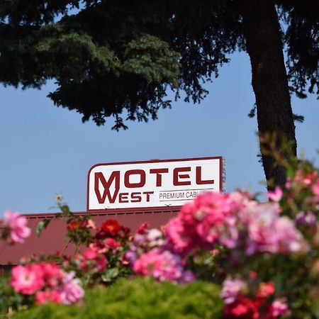 Motel West Bend Exterior photo