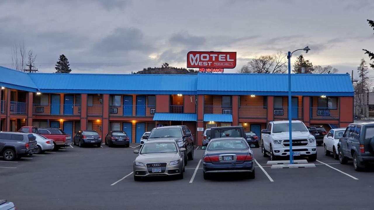 Motel West Bend Exterior photo